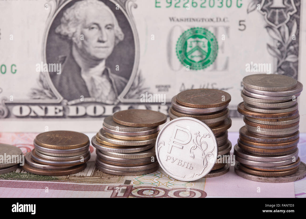Moneta rublo sullo sfondo della banconota del dollaro e pile di denaro Foto Stock