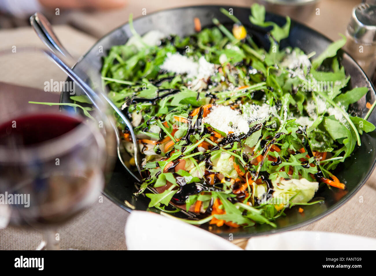 Primo piano di una piastra con gli agnelli insalata con carote e formaggio parmigiano Foto Stock