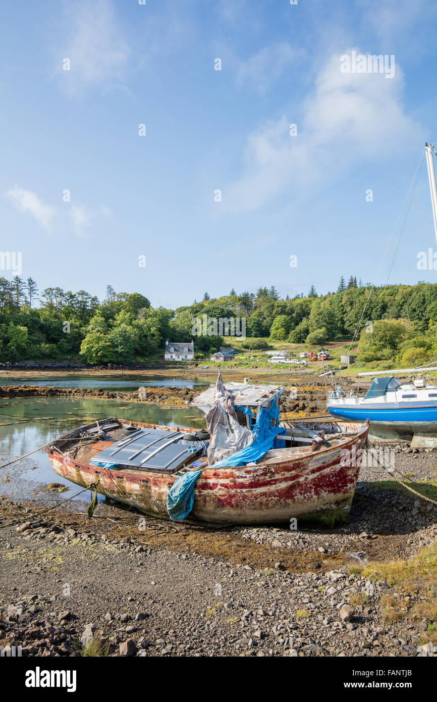 Abbandonate le barche nel porto antico, Isola di Eigg, piccole isole Ebridi Interne, Scozia Foto Stock