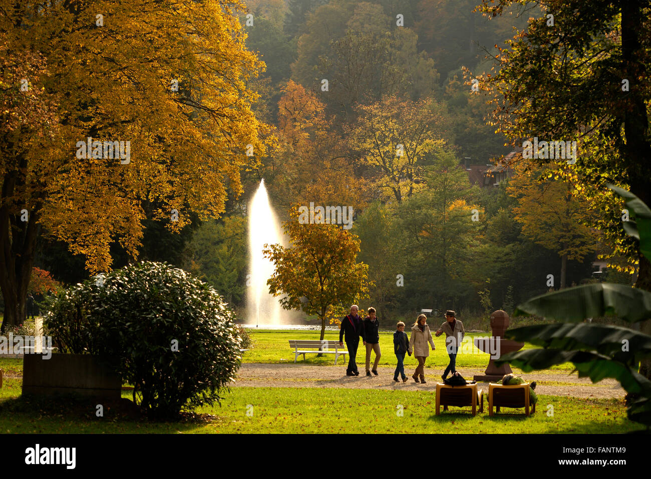 Bad Liebenzell i giardini del centro termale e una fontana, la Foresta Nera settentrionale, Baden-Württemberg, Germania Foto Stock