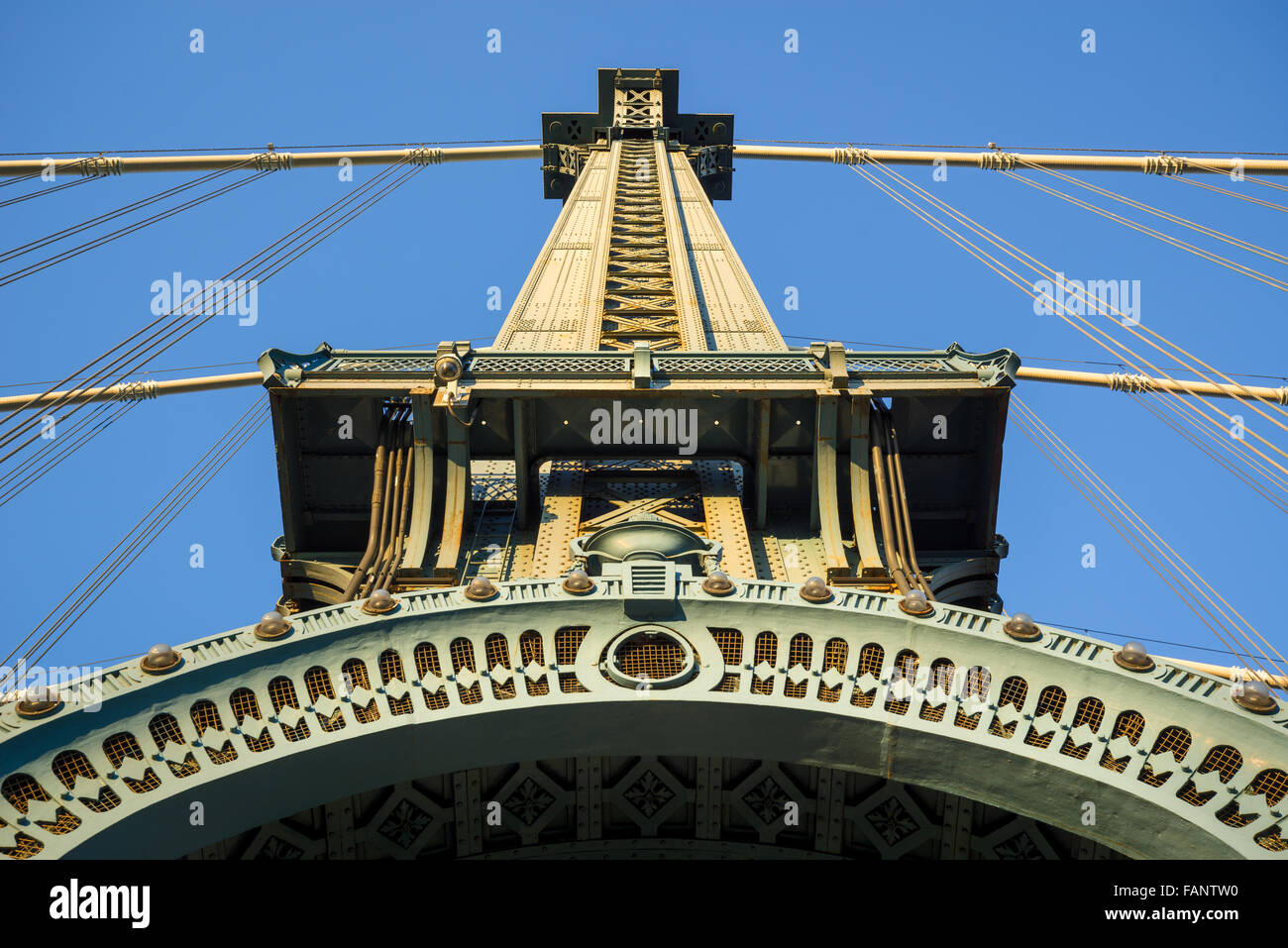 Stile Belle Arti dettagli architettonici del Manhattan Bridge Tower con arch e i cavi al tramonto, Brooklyn, New York City Foto Stock