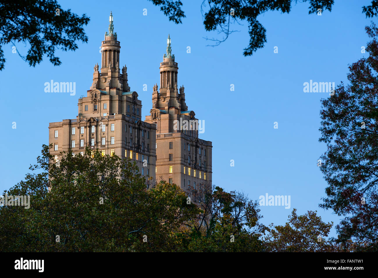 Close-up di due torri di San Remo edificio al crepuscolo di fronte Central Park, Upper West Side di Manhattan, New York City. Foto Stock