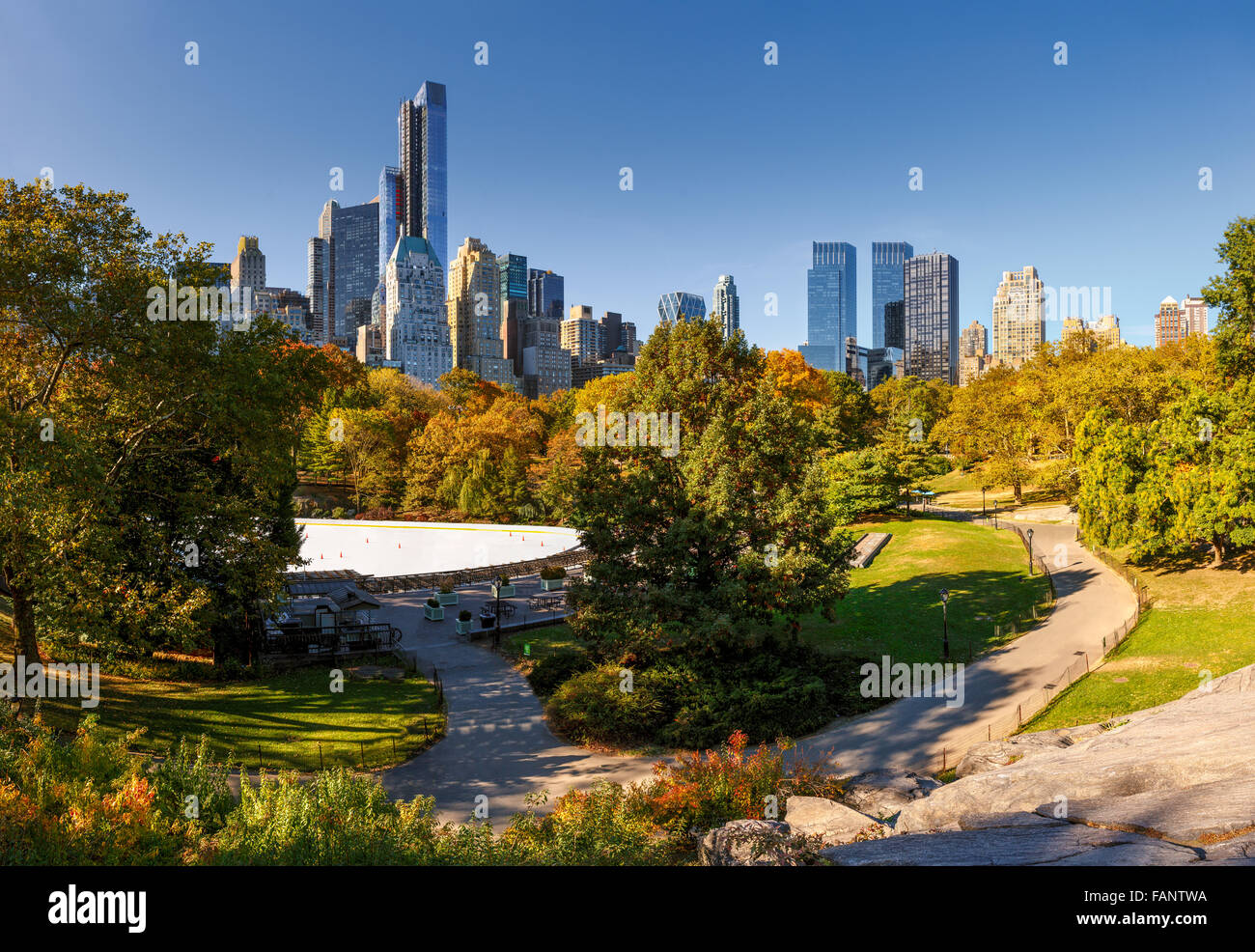 Autunno a Central Park: Wollman Rink e grattacieli di Manhattan. Paesaggio urbano vista autunnale di Central Park South, New York City Foto Stock