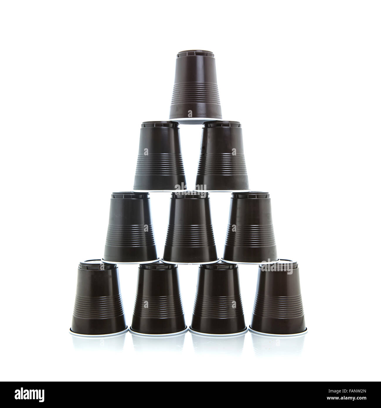 Piramide di bicchieri di plastica isolati su sfondo bianco Foto Stock