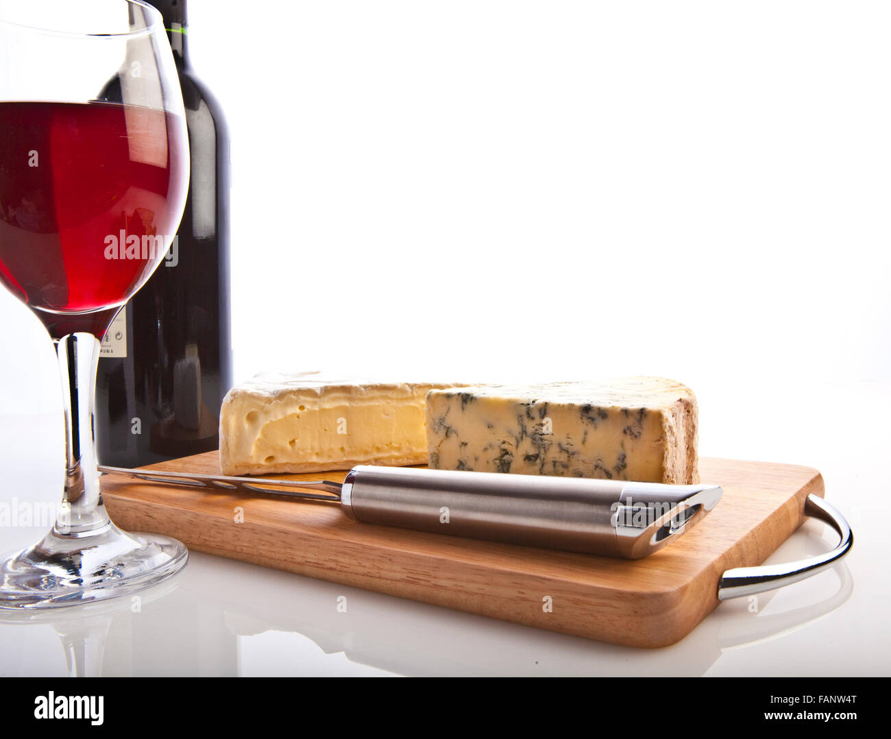 Vino rosso e formaggio su uno sfondo bianco Foto Stock
