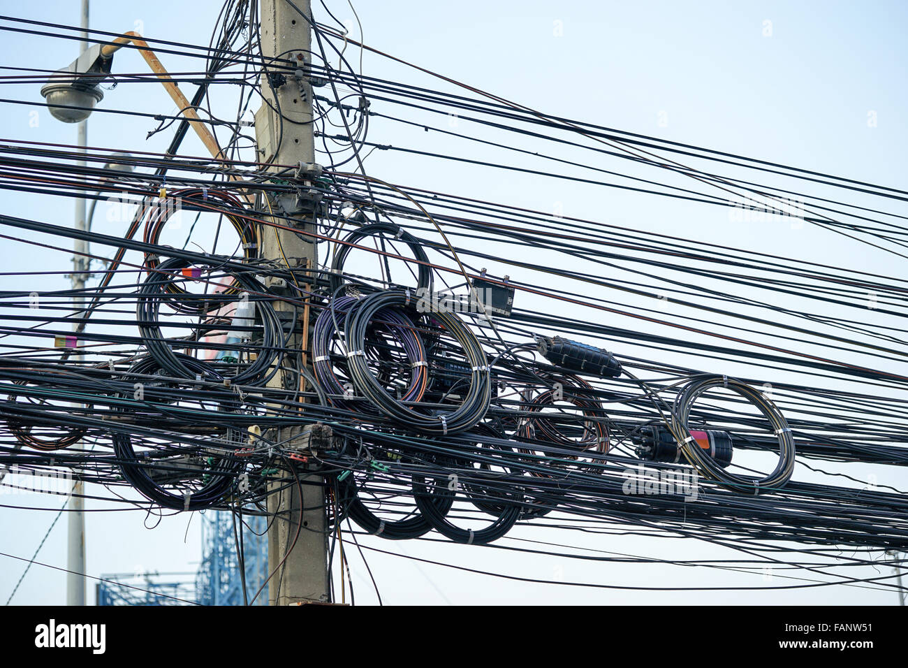 grande quantità di cavi elettrici aggrovigliati e annodati e fili in una  scatola, cavi elettrici aggrovigliati, cablaggio elettrico in disordine,  spine e interruttori Foto stock - Alamy