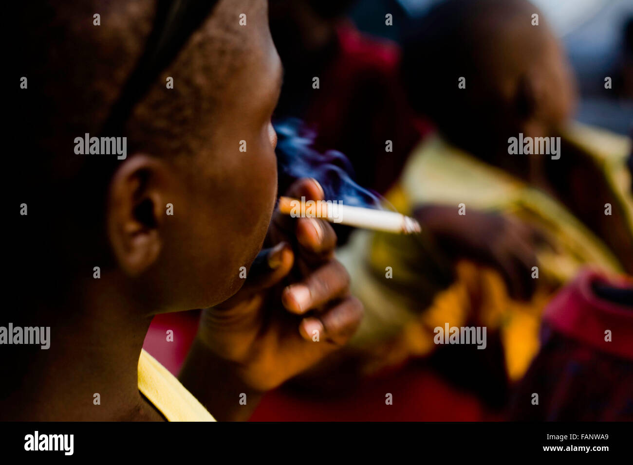 File. Il 2 gennaio, 2016. La nuova legge, che entrò in vigore il 1 gennaio, divieti coloro al di sotto dei 21 dall'acquisto di prodotti del tabacco, comprese le sigarette elettroniche. Mentre il fumo è diminuito notevolmente in Hawaii, uso dell'e-sigarette è in aumento. Il 22 percento degli studenti delle scuole superiori hanno provato e-sigarette, rispetto a solo il 5 per cento nel 2011, secondo la stessa versione. Nella foto: Jun 18, 2008 - Port-au-Prince, Haiti - Un bambino di strada fuma una sigaretta. © Nick Whalen/ZUMAPRESS.com/Alamy Live News Foto Stock