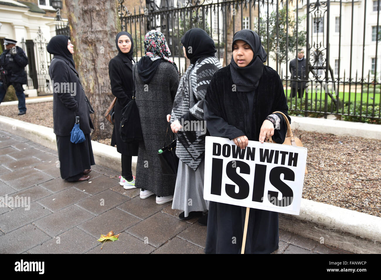 Mayfair, Londra, Regno Unito. 2° dicembre 2016. Protesta al di fuori dell'ambasciata saudita a Londra contro l'esecuzione di Sheikh Nimr Foto Stock