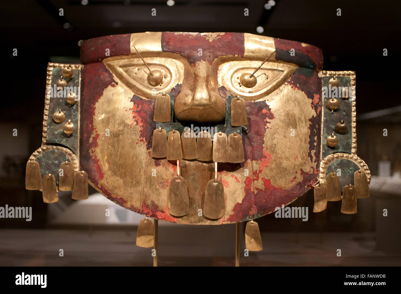Maschera Funeraria, Perù, Sicán Lambayeque al Metropolitan Museum of Art di New York, Stati Uniti d'America. Molti popoli andini posto le maschere come fals Foto Stock