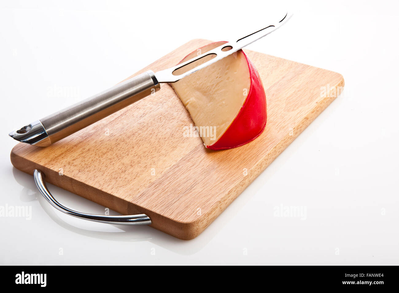 Segmento di Edam Formaggi con un coltello su una scheda Foto Stock