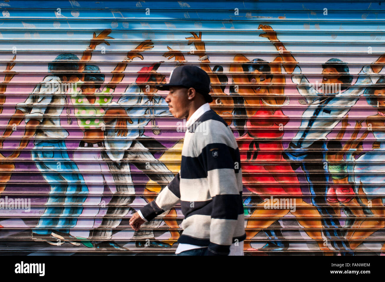 NEW YORK, graffiti dipinti in ombra di uno stabilimento di Harlem. In New York in bianco e nero e periferie come il Bronx, Brooklyn e Harlem la nascita di graffiti si è verificato. Mentre è possibile trovare diversi sfondi, con Taki 183 è stato reso ​​popular tag, un giovane uomo che ha riempito le strade con il tuo pseudonimo. Foto Stock