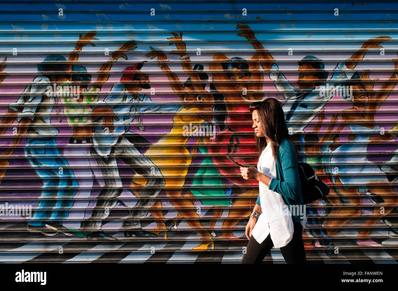 Graffiti dipinti in ombra di uno stabilimento di Harlem. In New York in bianco e nero e periferie come il Bronx, Brooklyn e Harlem la nascita di graffiti si è verificato. Mentre è possibile trovare diversi sfondi, con Taki 183 è stato reso ​​popular tag, un giovane uomo che ha riempito le strade con il tuo pseudonimo. Foto Stock