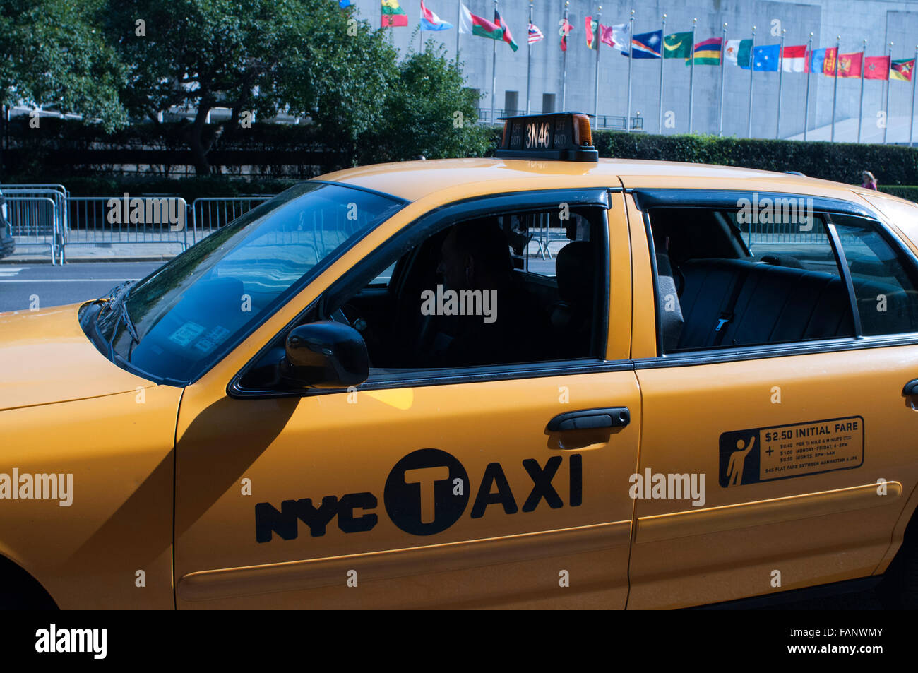 Taxi di fronte del quartier generale delle Nazioni Unite. Segreteria edificio. La città di New York. Stati Uniti. Foto Stock