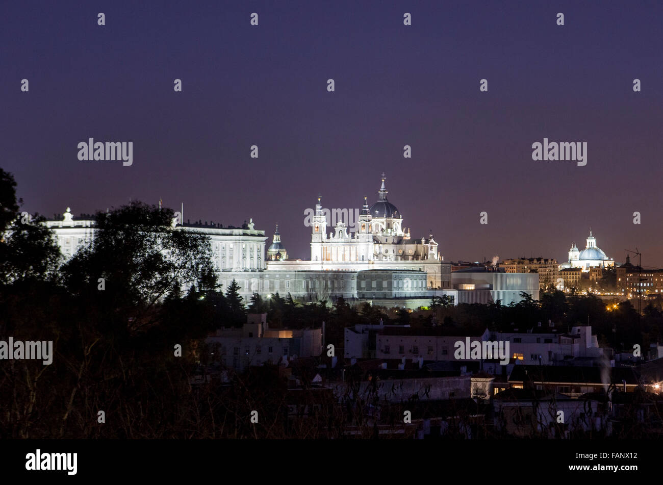 Skyline a Santa Maria la Real de La Almudena Cattedrale e il Palazzo Reale di notte Foto Stock