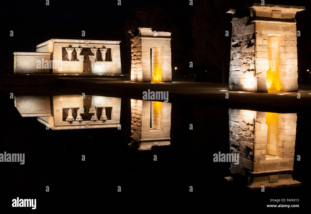 Tempio di Debod di notte. Antico tempio egizio che è stato smontato e ricostruito a Madrid, Spagna Foto Stock