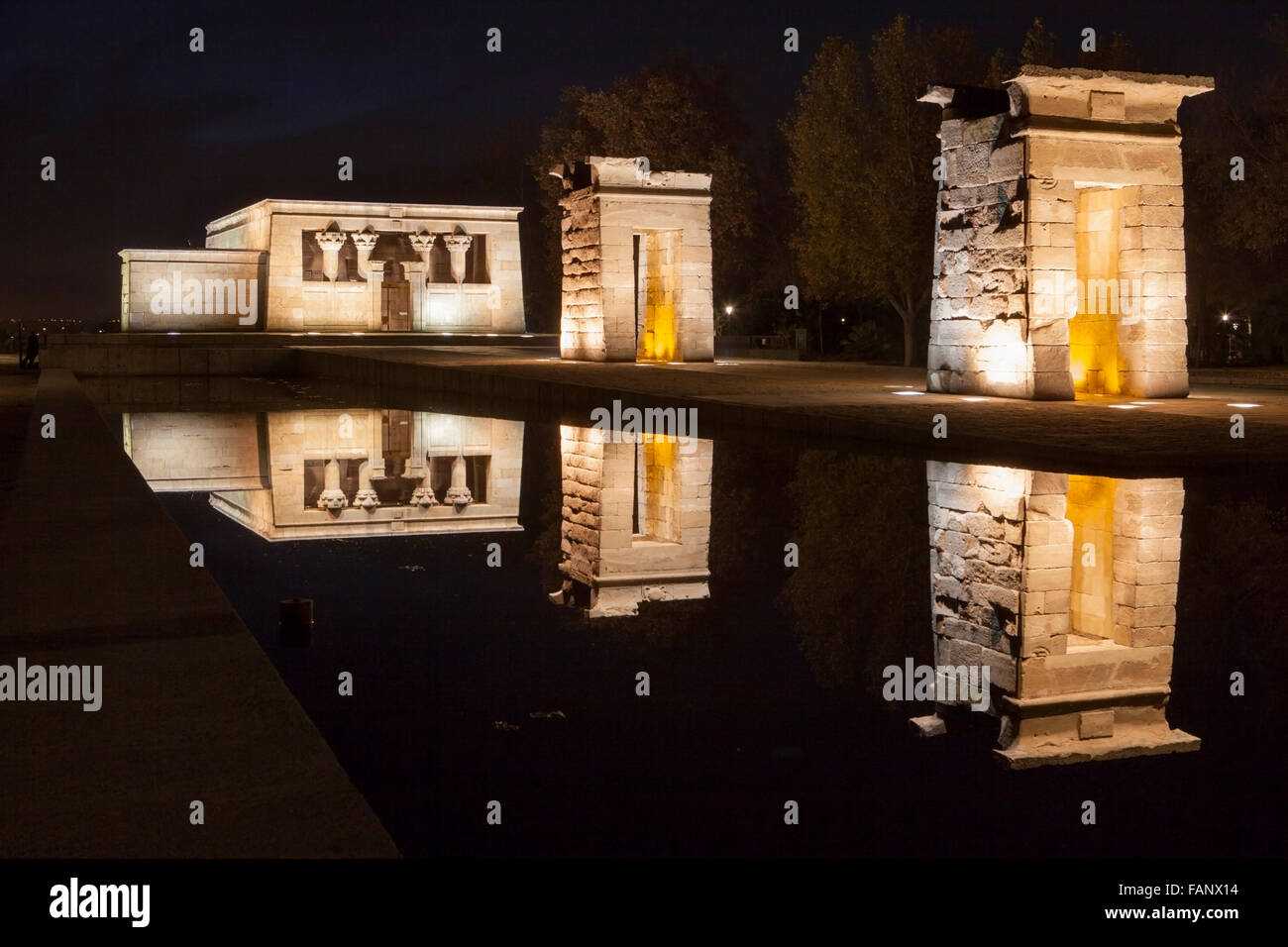 Tempio di Debod di notte. Antico tempio egizio che è stato smontato e ricostruito a Madrid, Spagna Foto Stock