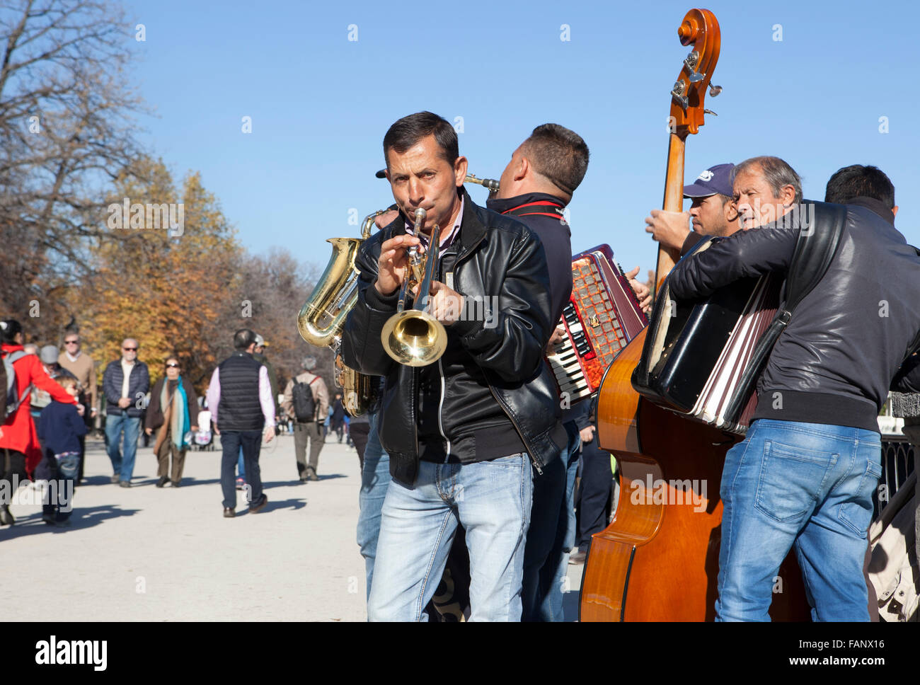 MADRID - 5 dicembre: swing band di musicisti di strada a giocare nel parco del Retiro il 5 dicembre 2015 a Madrid, Spagna. Questo parco è th Foto Stock