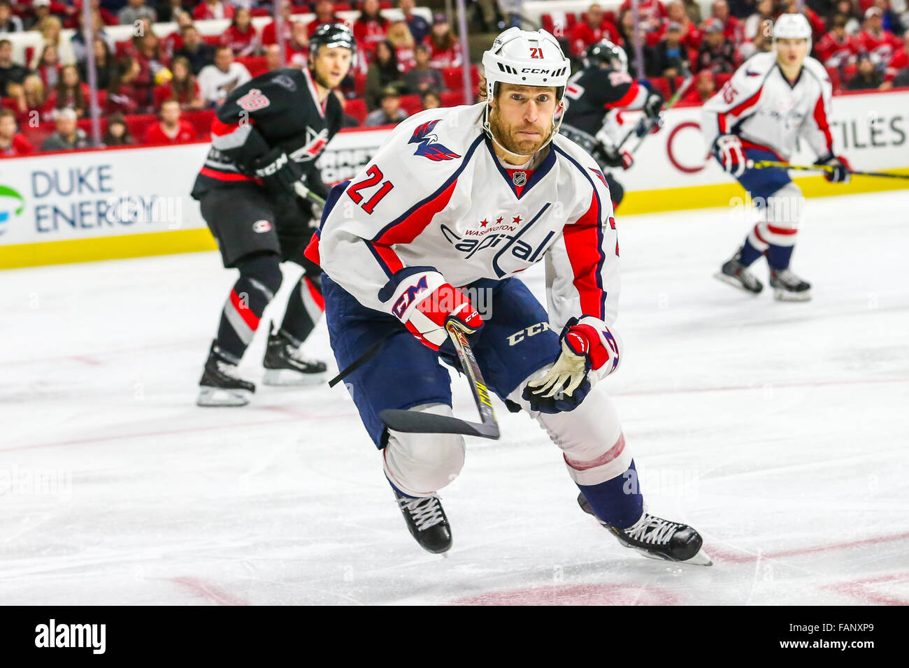 Washington centro capitelli Brooks latch (21) durante il gioco NHL tra capitali di Washington e Carolina Hurricanes al PNC Arena. Foto Stock