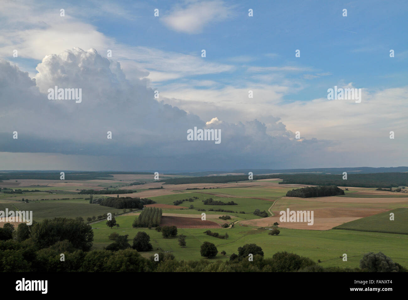Nuvole temporalesche e un meteo vista frontale dal Montfaucon American Memorial, Montfaucon, Aisne, Francia. Foto Stock