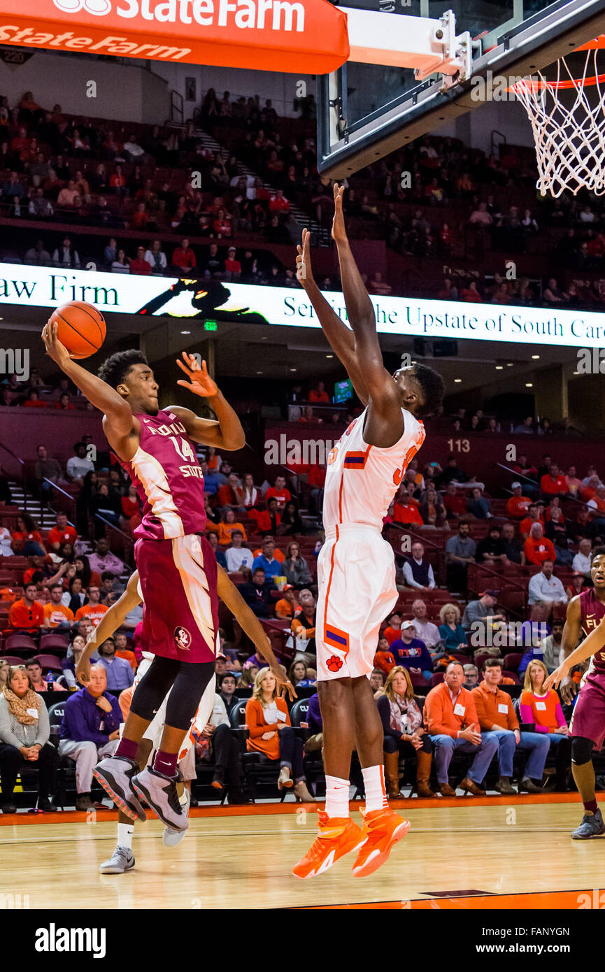 Greenville, SC., Stati Uniti d'America. Il 2 gennaio, 2016. Florida State Seminoles guard Terance Mann (14) tenta un salto passare attorno Clemson Tigers center Landry Nnoko (35) durante il NCAA pallacanestro tra lo stato della Florida e Clemson Sabato, 2 gennaio 2016 a Bon Secours Arena di Greenville, SC Credito: Cal Sport Media/Alamy Live News Foto Stock