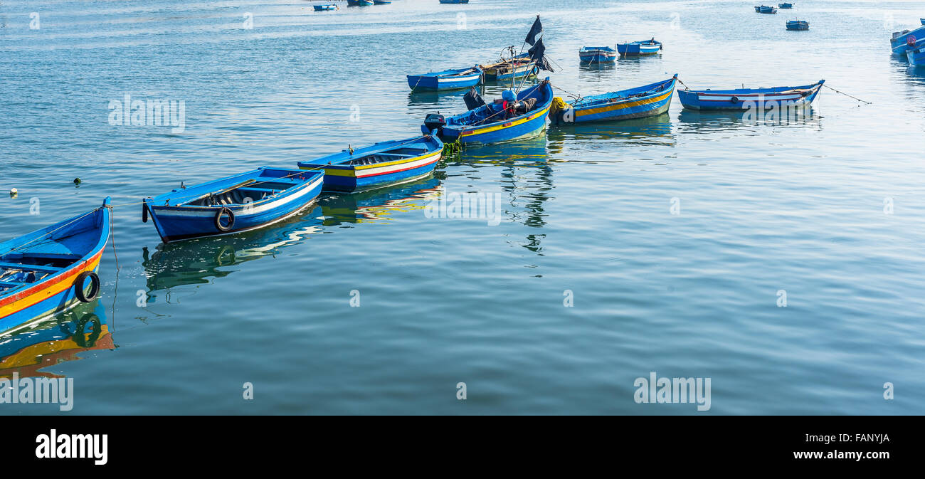 Blu marocchino barche da pesca in Bou Regreg fiume in corrispondenza della bocca dell'Oceano Atlantico. Rabat, Marocco. Foto Stock