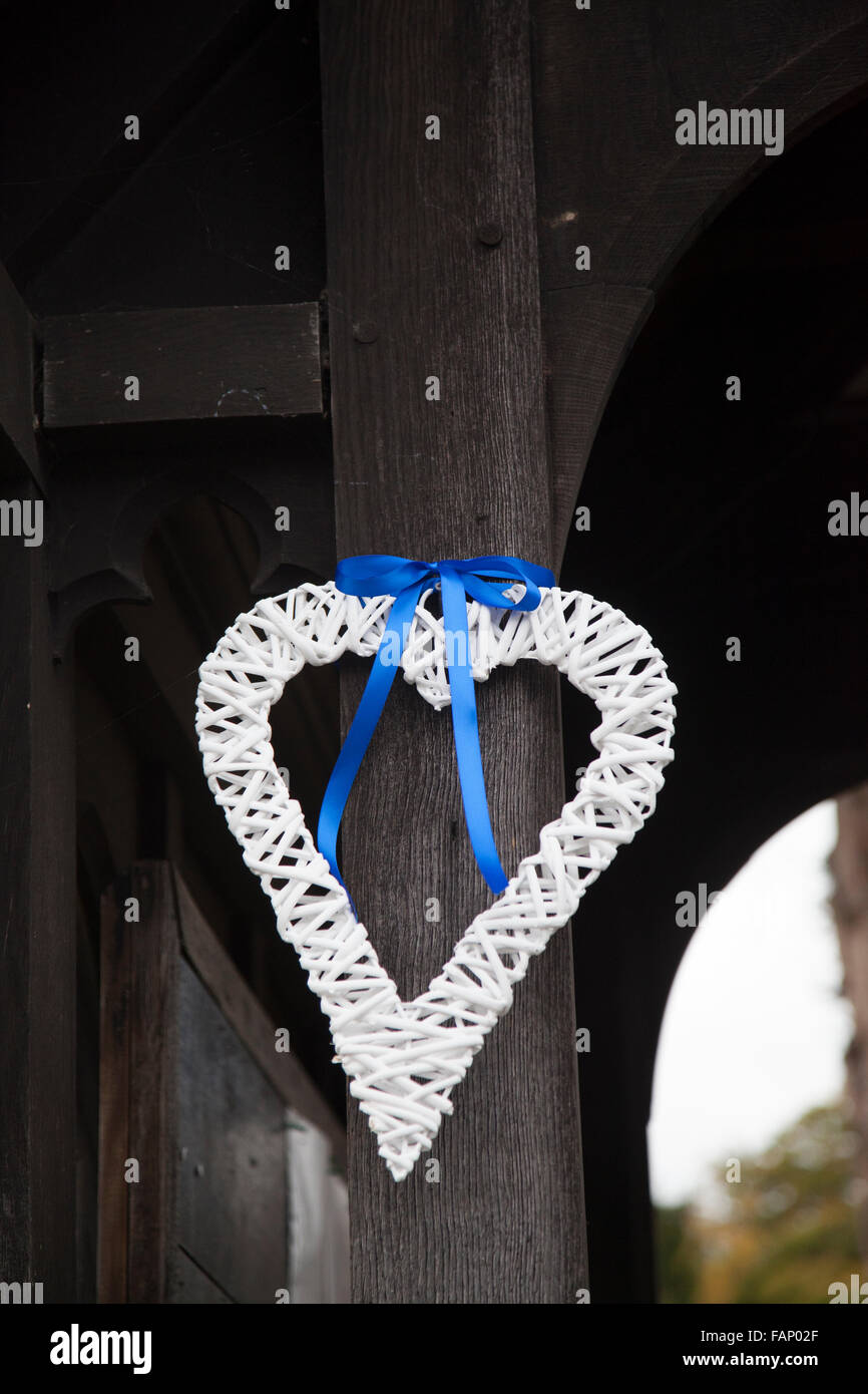 Bianco cuore di vimini appesi alla chiesa il giorno del matrimonio in Inghilterra Foto Stock