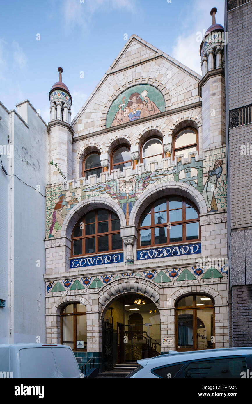 Everard di lavori di stampa, Bristol, di 1900-1901 - lo stile Liberty della facciata in ceramica disegnato da W. J. Neatby di Doulton & Co. Foto Stock