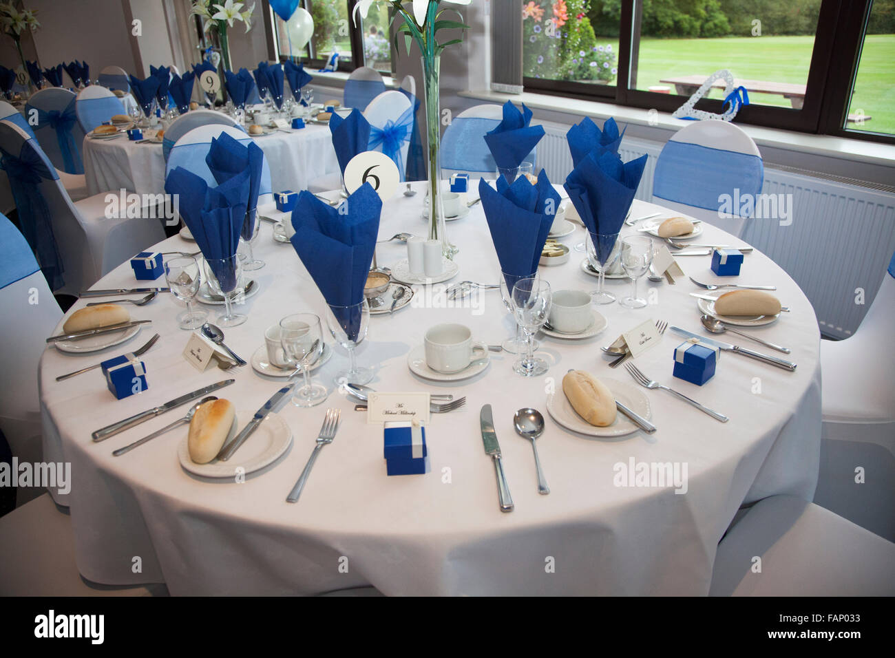 Completamente decorate giorno di nozze sala reception con tutti pronti a  ricevere il party di nozze gli ospiti dopo il matrimonio con blu navy  tovaglioli Foto stock - Alamy