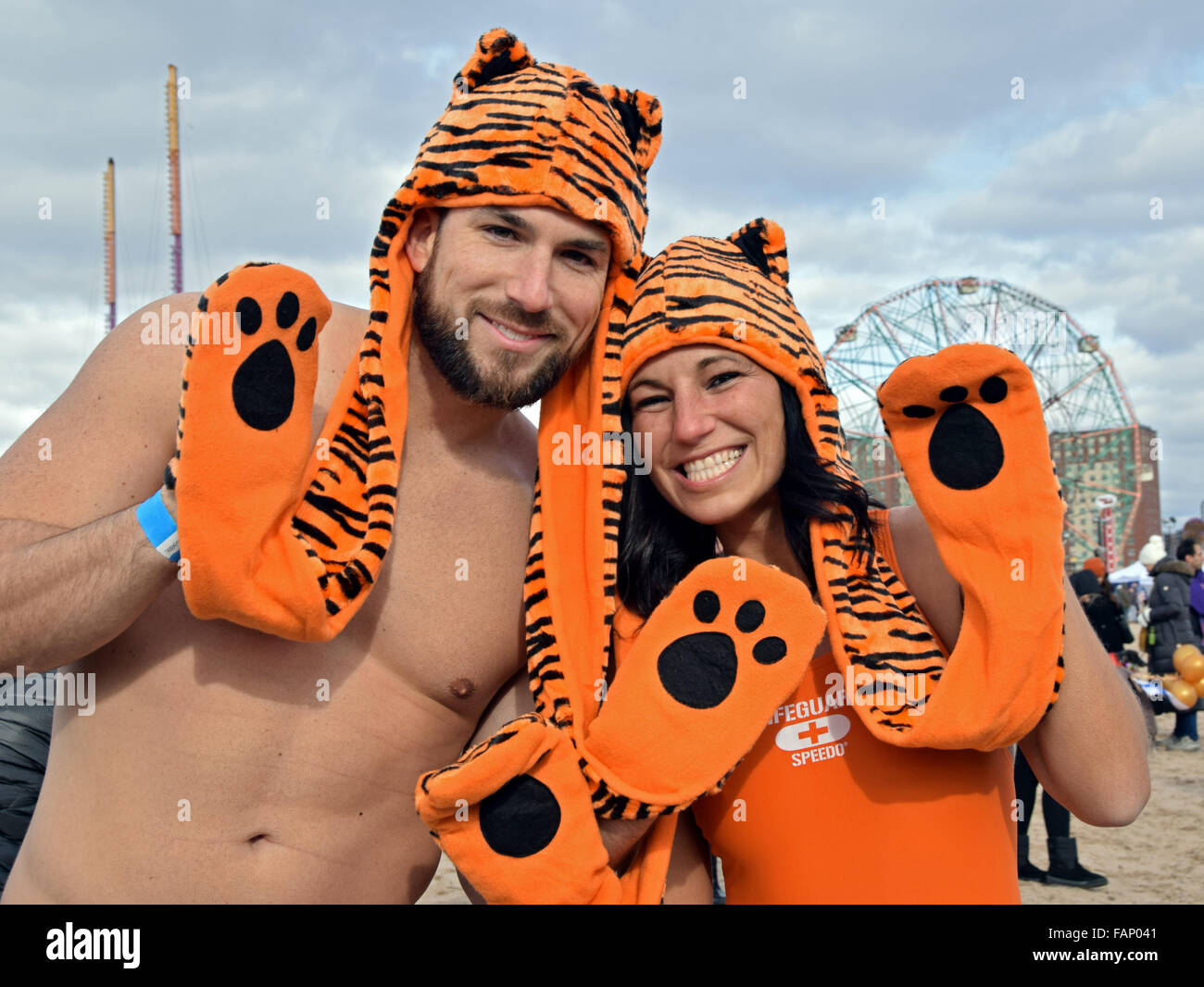 Un giovane con combinazione di cappello e guanti sulla spiaggia di Coney Island, Brooklyn sui nuovi anni prima l'orso polare club di nuoto. Foto Stock