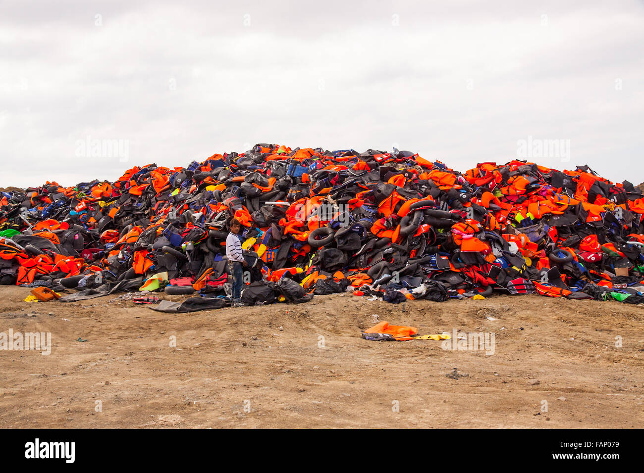 La pulizia di giubbotti di salvataggio dopo l'arrivo dei rifugiati, richiedenti asilo e immigrati nell'isola di Lesbo Grecia da imbarcazioni gonfiabili Foto Stock