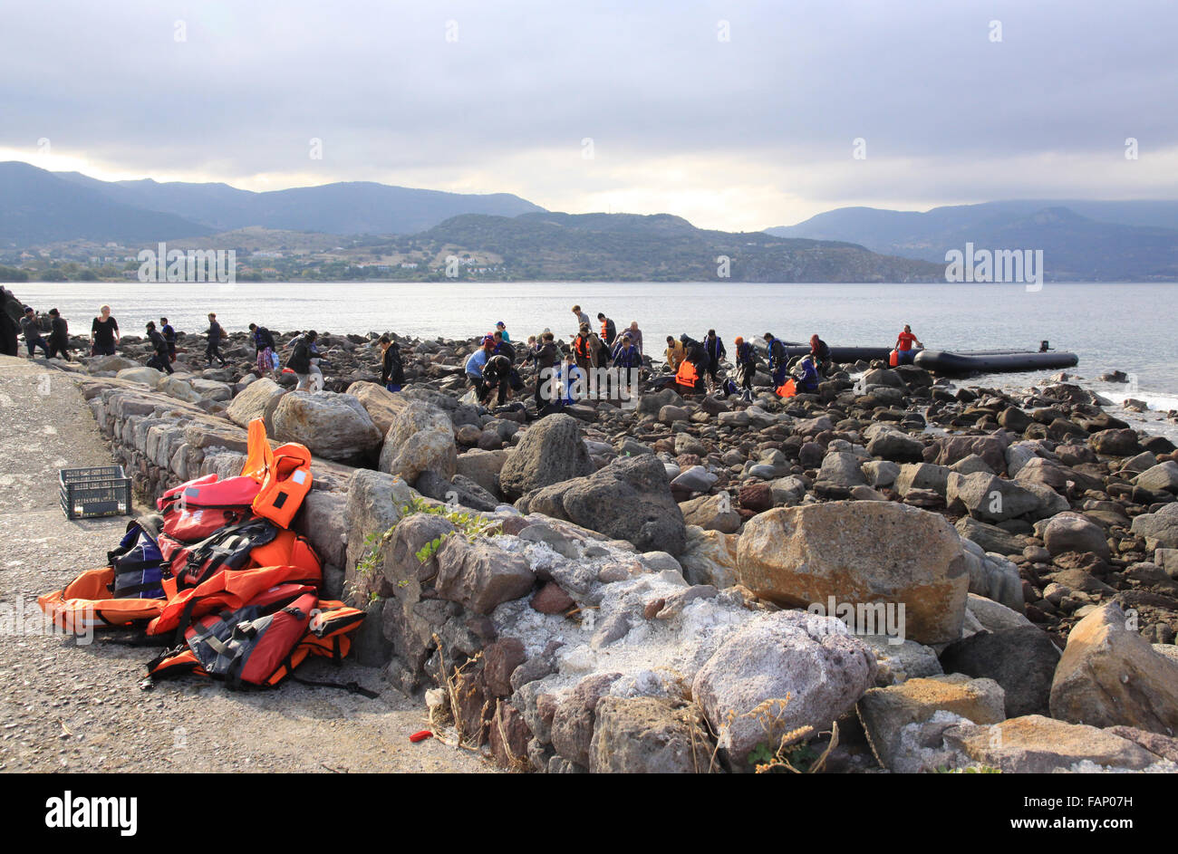 I rifugiati e gli immigrati che arrivano dalla Siria attraverso il Mare Egeo sull'isola greca di Lesbo in molivos harbour utilizzando imbarcazioni gonfiabili Foto Stock