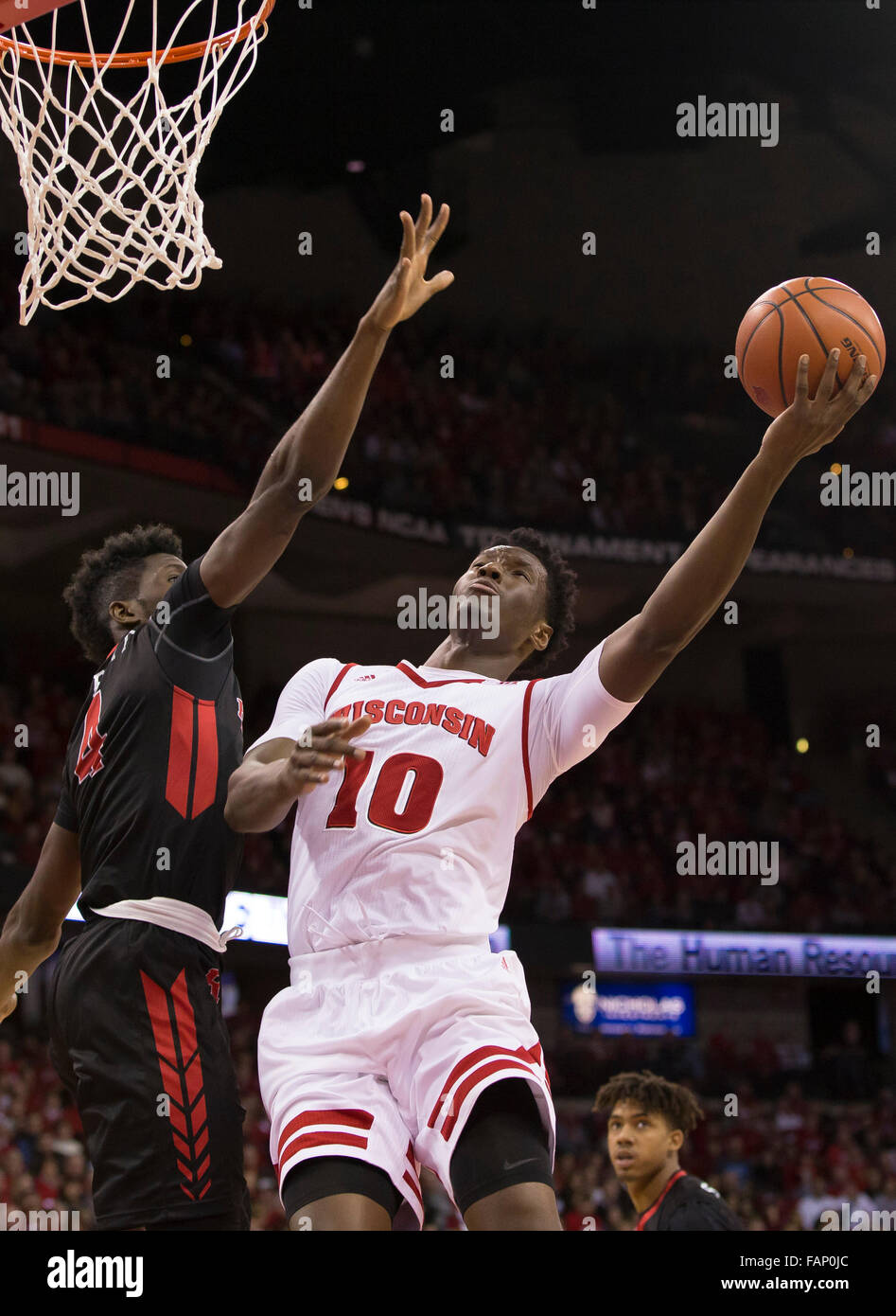 Madison, WI, Stati Uniti d'America. Il 2 gennaio, 2016. Wisconsin Badgers avanti Nigel Hayes #10 punteggi su un drive al cestello durante il NCAA pallacanestro tra la Rutgers Scarlet Knights e il Wisconsin Badgers a Kohl Center a Madison, WI. Wisconsin sconfitto Rutgers 79-57. John Fisher/CSM/Alamy Live News Foto Stock