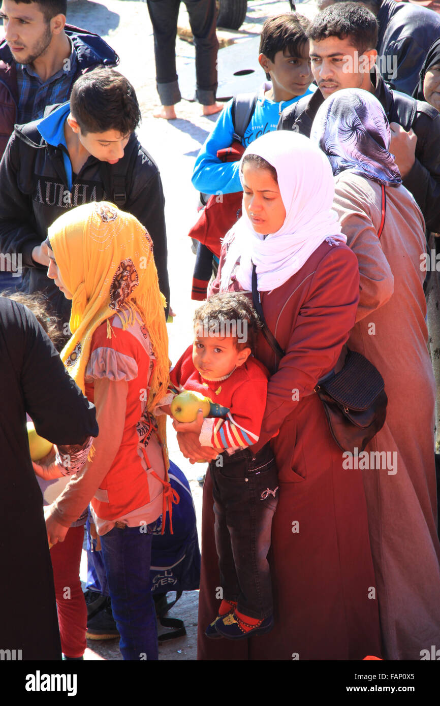 Rifugiati siriani e famiglie di immigrati appena arrivati nella città di Molyvos, sull'isola di Lesbos Grecia, con barche gonfiabili Foto Stock