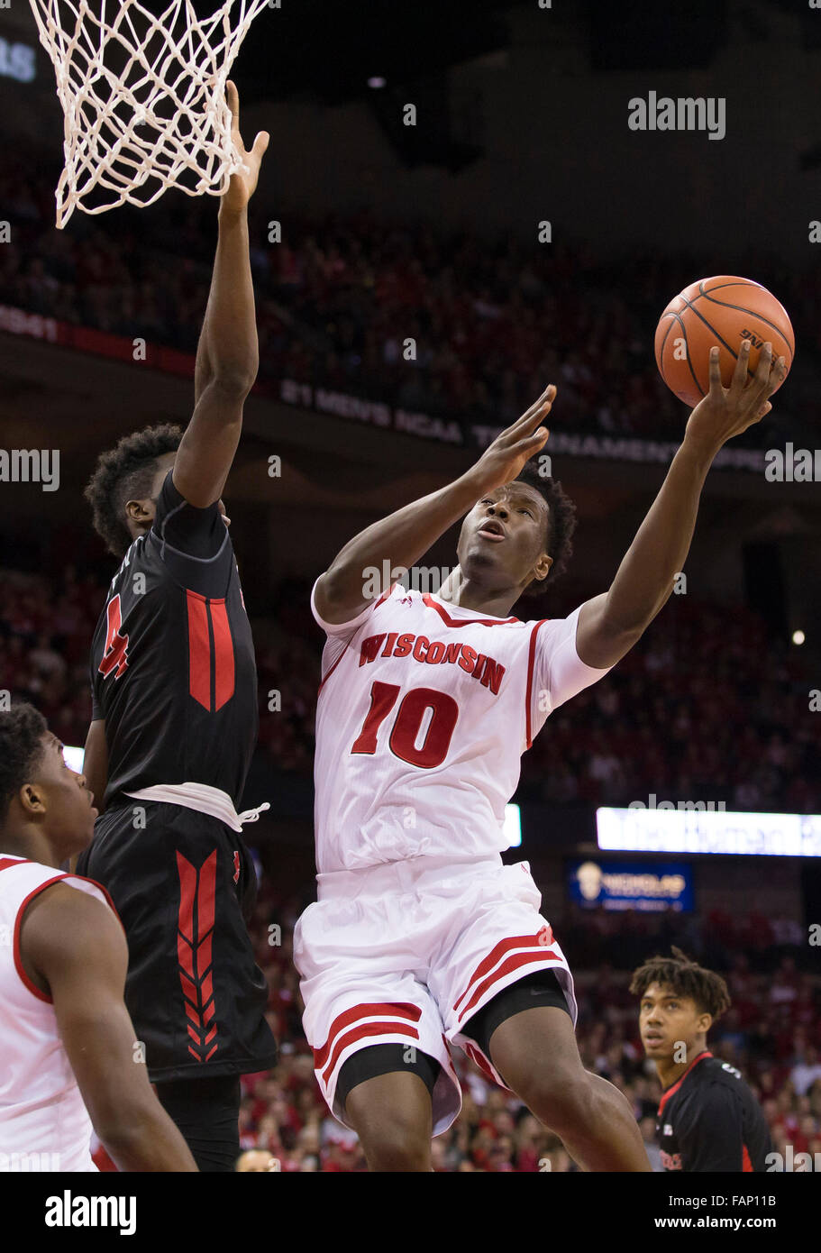 Madison, WI, Stati Uniti d'America. Il 2 gennaio, 2016. Wisconsin Badgers avanti Nigel Hayes #10 punteggi su un drive al cestello durante il NCAA pallacanestro tra la Rutgers Scarlet Knights e il Wisconsin Badgers a Kohl Center a Madison, WI. Wisconsin sconfitto Rutgers 79-57. John Fisher/CSM/Alamy Live News Foto Stock