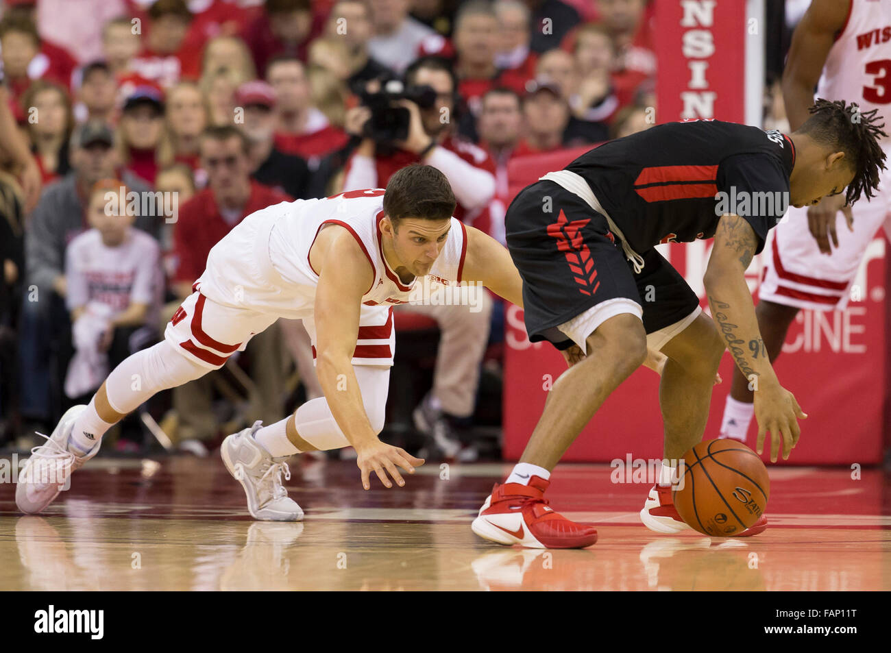 Madison, WI, Stati Uniti d'America. Il 2 gennaio, 2016. Wisconsin Badgers guard Zak Showalter #3 immersioni per una sfera allentati durante il NCAA pallacanestro tra la Rutgers Scarlet Knights e il Wisconsin Badgers a Kohl Center a Madison, WI. Wisconsin sconfitto Rutgers 79-57. John Fisher/CSM/Alamy Live News Foto Stock