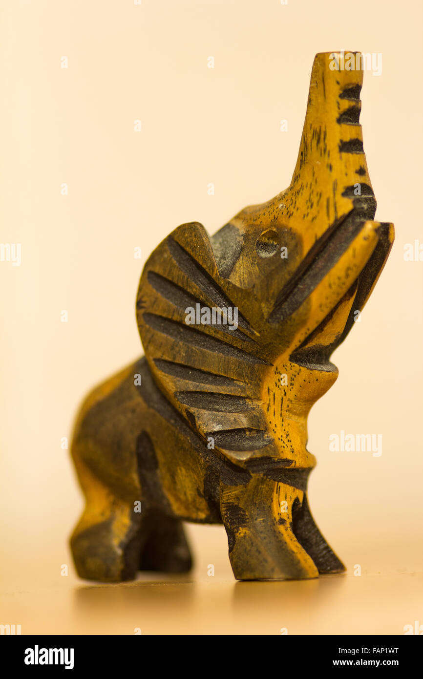 In legno intagliato elephant Foto Stock