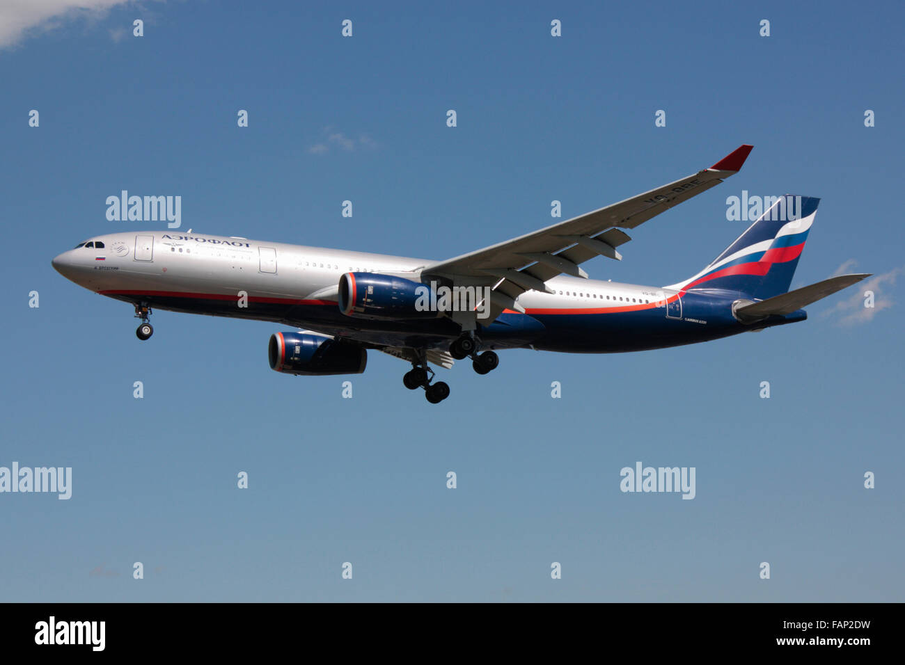 Aeroflot Airbus A330-200 aviogetti piano appartenenti alla federazione nazionale di compagnia aerea Aeroflot sulla rotta di avvicinamento Foto Stock