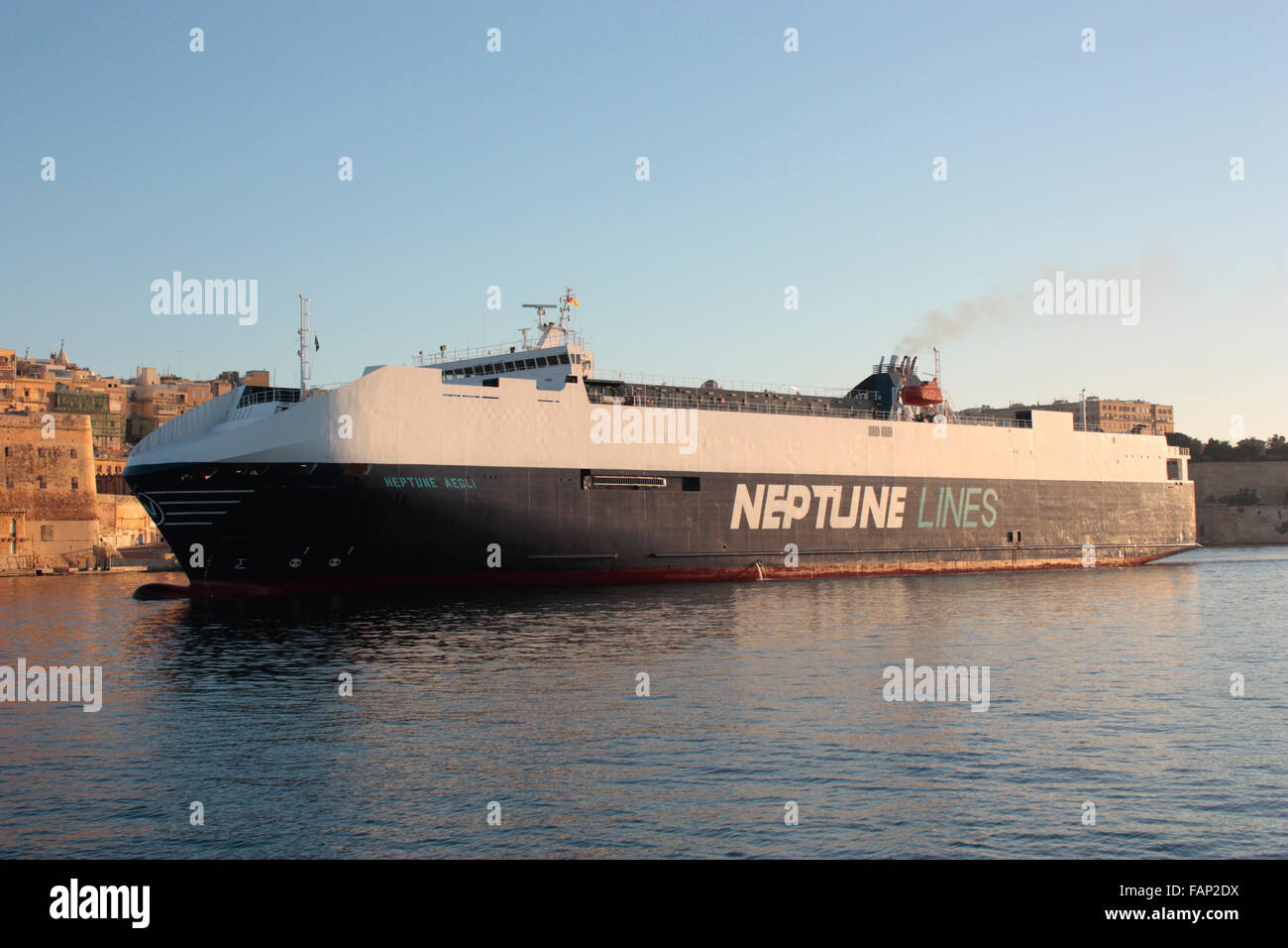 Il Neptune Lines navi ro-ro da veicoli carrier Neptune Aegli entrano in Malta il Grand Harbour all'alba. In tutto il mondo la rete di trasporto. Foto Stock