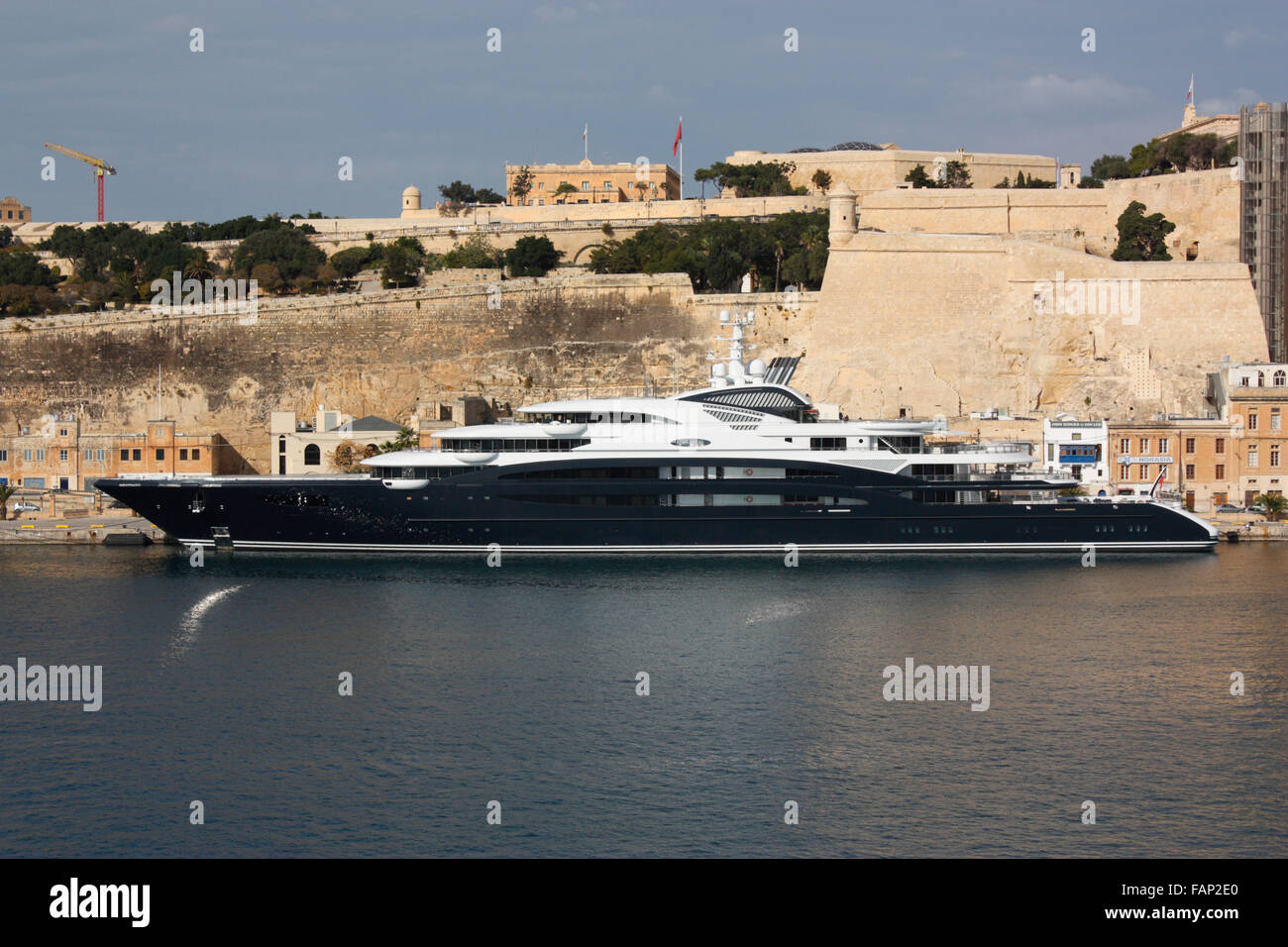 Il 140-metro Fincantieri lussuoso superyacht sereno, uno dei più grandi superyacht nel mondo, in Malta il Grand Harbour Foto Stock