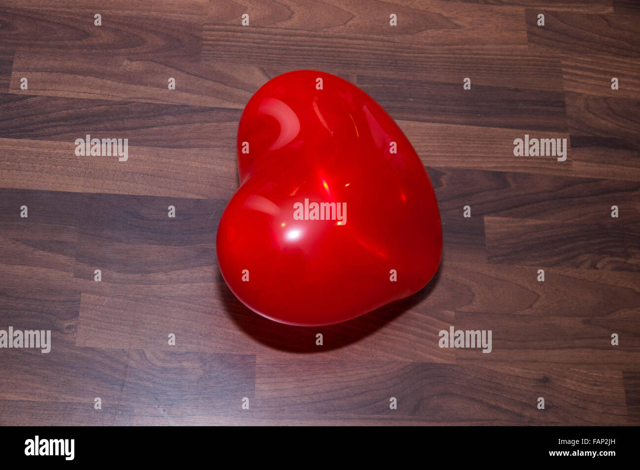 Rosso a forma di cuore palloncini Foto Stock