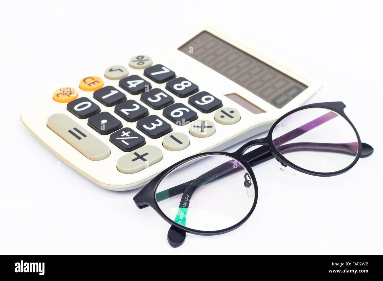 Calcolatrice e occhiali isolati su sfondo bianco, stock photo Foto Stock