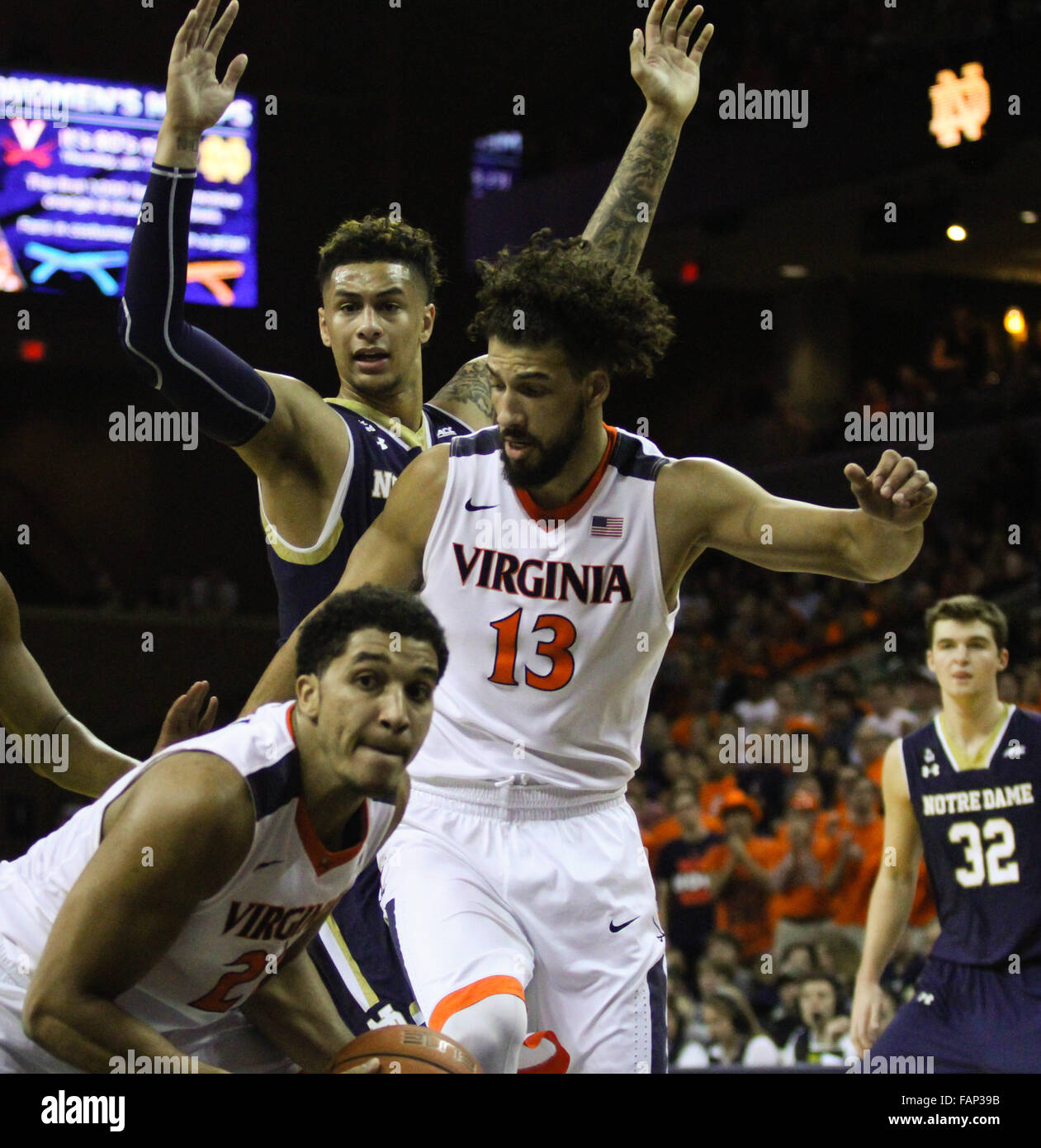 Charlottesville, VA, Stati Uniti d'America. Il 2 gennaio, 2016. Virginia Cavaliers avanti Isaia Wilkins (21), Virginia Cavaliers avanti Anthony Gill (13) e la Cattedrale di Notre Dame Fighting Irish avanti Zach Auguste (30) durante il Notre Dame Fighting Irish vs Virginia Cavaliers gioco a John Paul Jones Arena in Charlottesville, VA. Virginia beat Notre Dame 77-66. Jen Hadsell/CSM/Alamy Live News Foto Stock