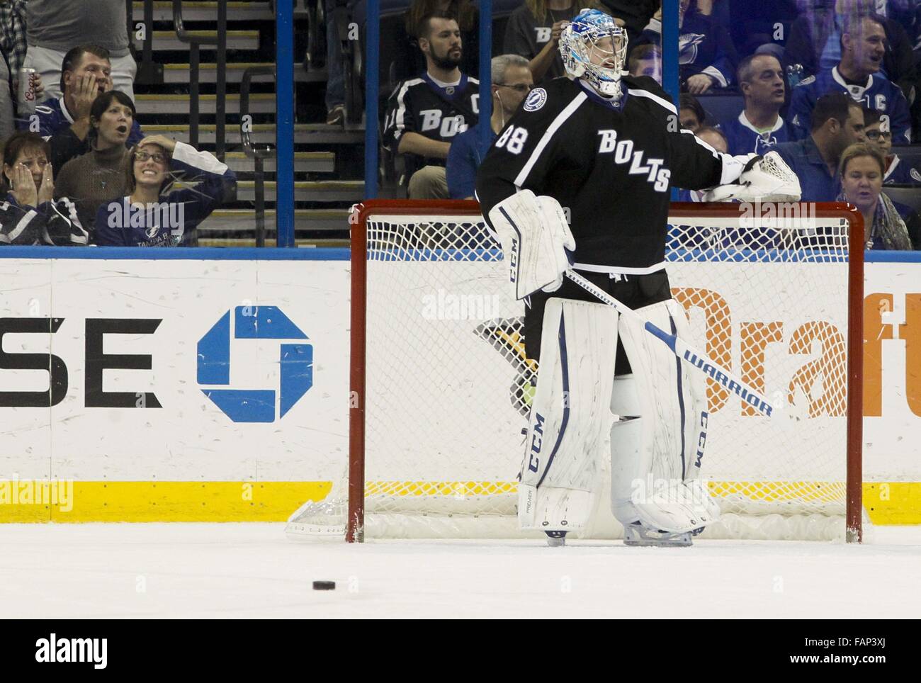 Tampa, Florida, Stati Uniti d'America. Il 2 gennaio, 2016. DIRK SHADD | Orari .Tampa Bay Lightning goalie Andrei Vasilevskiy (88) guarda dopo aver dato l'obiettivo di legatura, autonomamente segnato dalla Minnesota Wild center Charlie Coyle (3) durante il primo periodo di azione al Amalie Arena a Tampa sabato sera (01/03/15) © Dirk Shadd/Tampa Bay volte/ZUMA filo/Alamy Live News Foto Stock