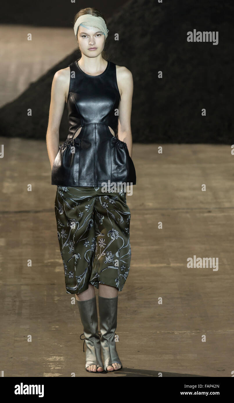 New York, NY - 14 Settembre 2015: Dasha Maletina passeggiate la pista al 3.1 Phillip Lim fashion show durante NYFW S/S 2016 Foto Stock