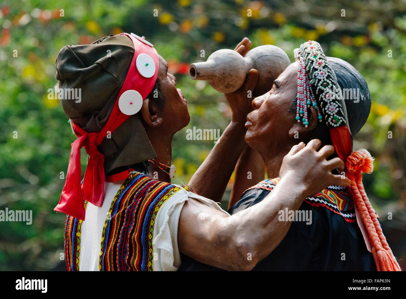 Il modello del popolo Aborigeno di bere vino, Sole Luna Lago, Taiwan Foto Stock