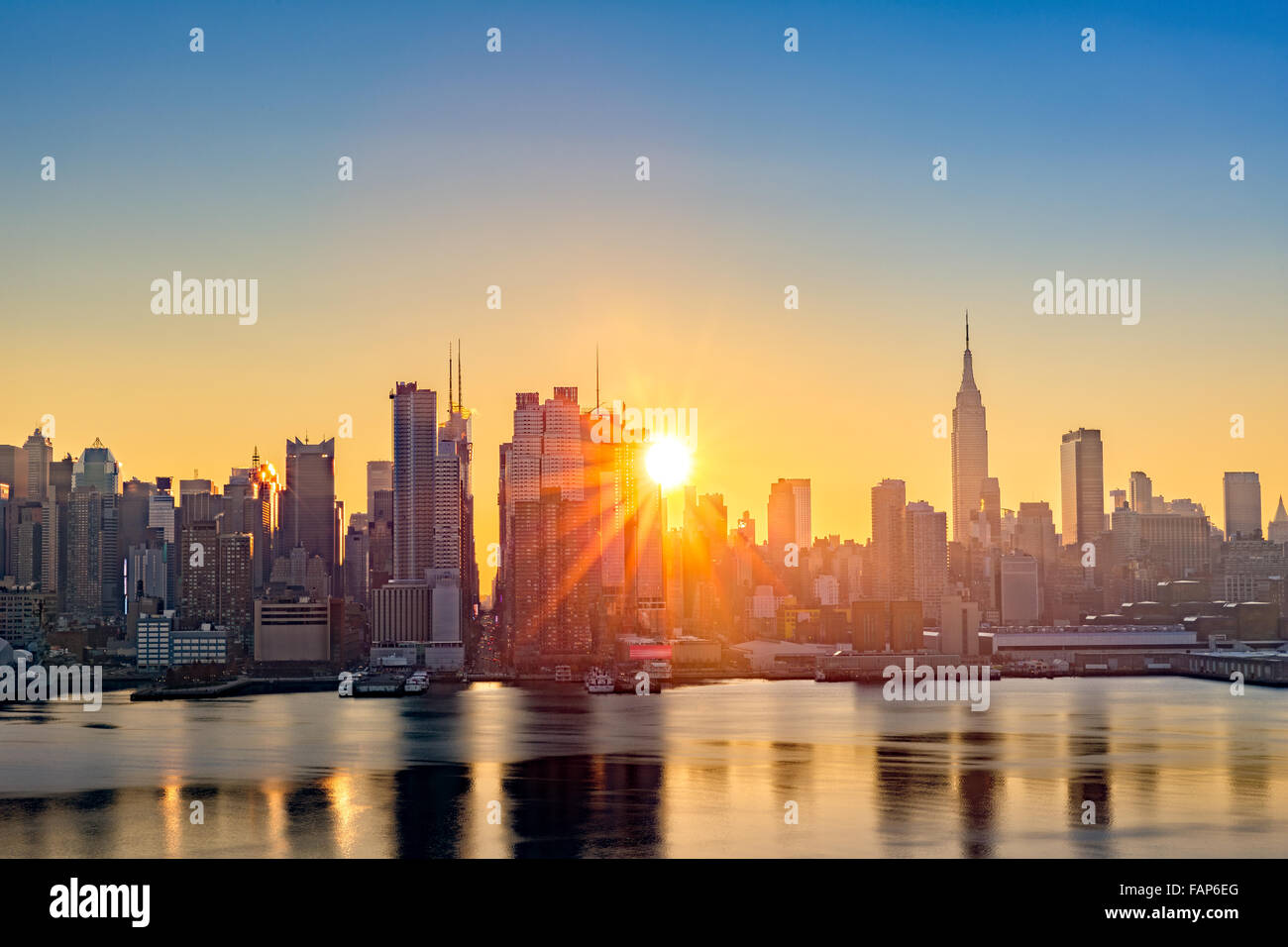 Midtown Manhattan skyline di sunrise, come visto da Weehawken, lungo la 42nd street canyon Foto Stock