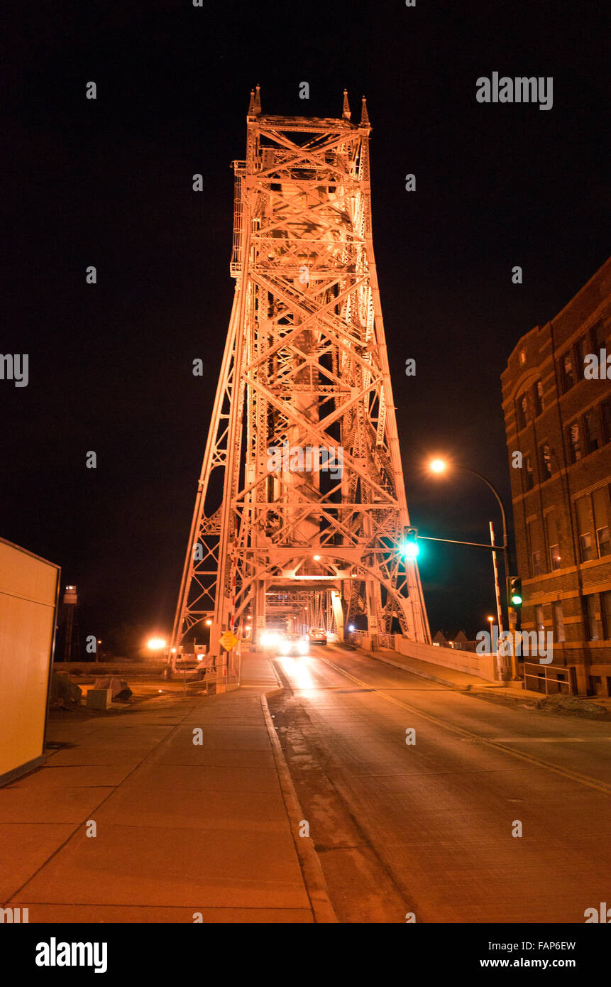 Vista notturna di Duluth antenna ponte di sollevamento sul Registro Nazionale dei Luoghi Storici. Duluth Minnesota MN USA Foto Stock