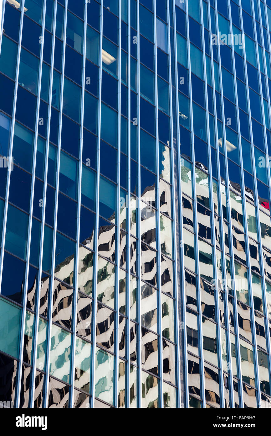 In vetro e acciaio costruzione di dettaglio con la riflessione del vecchio edificio Foto Stock