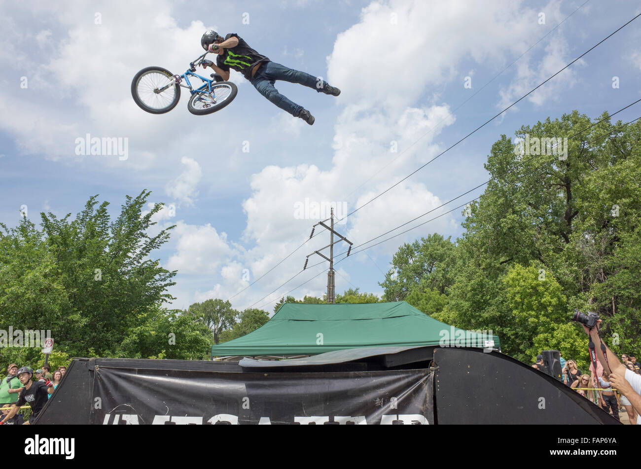 Città Gemelle Fantasy Factory Mega Jump Ciclismo stunt show in esecuzione al Grand Old giorno Street Fair. St Paul Minnesota MN USA Foto Stock