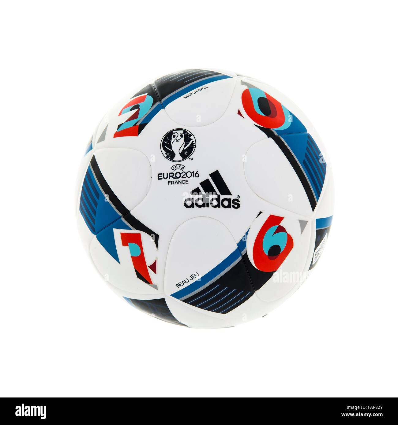 Adidas BEAU JEU gazzetta Match Ball per UEFA EURO 2016 torneo di calcio in Francia su sfondo bianco Foto Stock